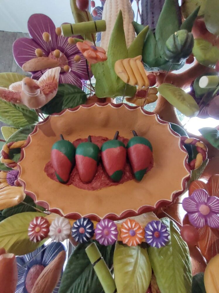 Crean manos mexiquenses árbol de la vida con temática gastronómica | El